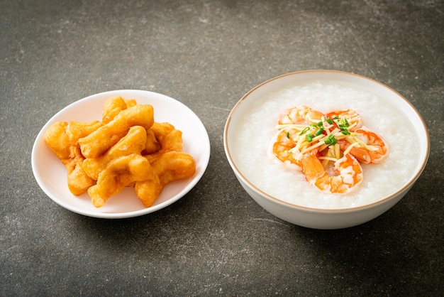 Congee con gamberetti e zenzero fresco sopra