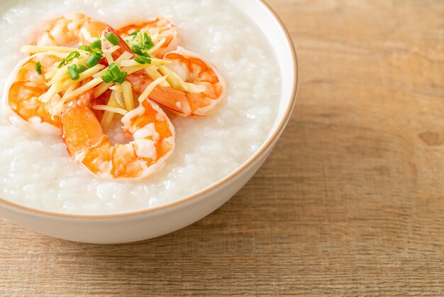 Congee con gamberi e zenzero fresco sopra