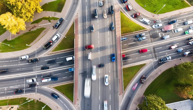 Congestie op een kruispunt tijdens de spits. Luchtbeeld van onduidelijke bewegingen van bewegende auto's.