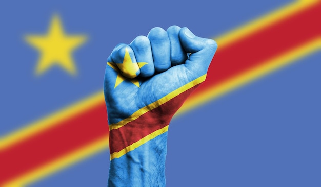 Foto congo vlag geschilderd op een gebalde vuist kracht protest concept