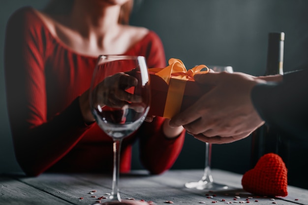 Foto concetto di congratulazioni per san valentino. coppia al tavolo in un ristorante.