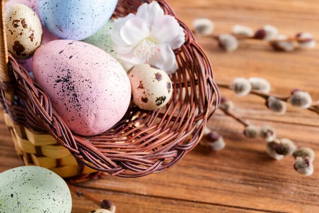 수제 페인트 닭고기와 메추라기 계란 바구니에서 축하 부활절 카드