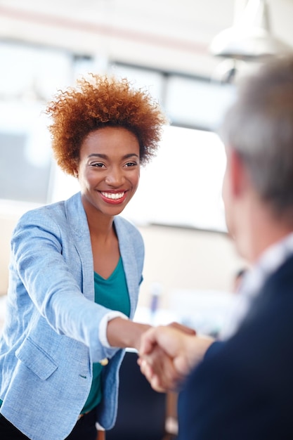 Congratulazioni ti meriti questa promozione un leader di squadra maturo che stringe la mano a un collega