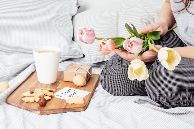 Congratulazioni alla tua ragazza preferita a san valentino. colazione a letto. biscotti fatti a mano, fiori e un regalo per la tua amata donna il 14 febbraio.