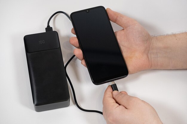 Connecting a mobile phone to a power bank Charging gadgets from power banks