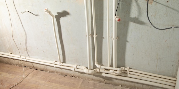 Connecting plastic pipe Installing water heating radiator