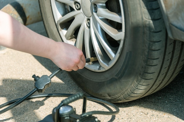 写真 コンプレッサーと車のタイヤを接続する