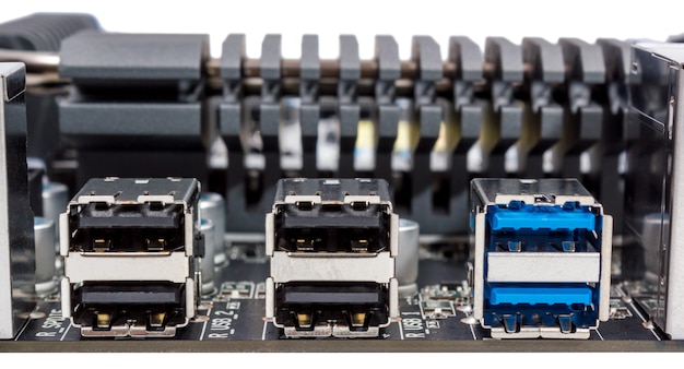 사진 컴퓨터 마더보드의 커넥터, 흰색 배경에 고립 된 뒷면 컴퓨터 포트