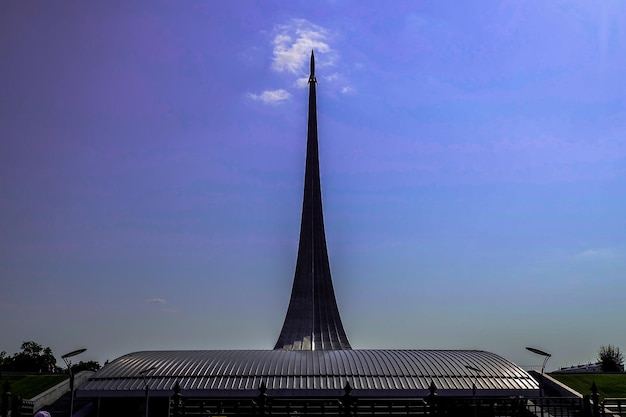 Покорителям космоса памятник в парке на открытом воздухе космонавтики Москва Россия