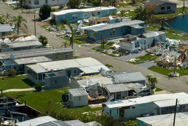 ハリケーンシーズン後のフロリダ南部での自然災害の影響 トレーラーハウス住宅地区で家屋が甚大な被害