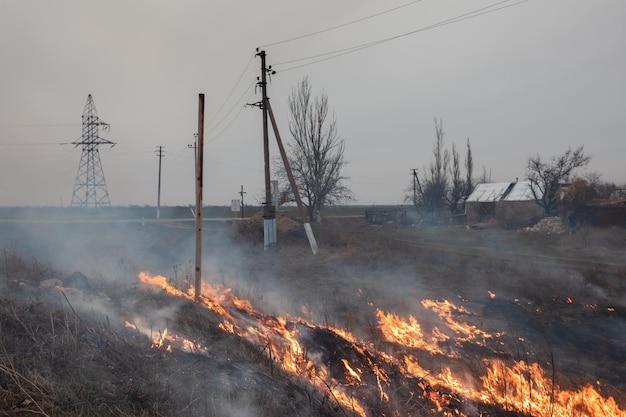 ウクライナの村で定期的な砲撃の結果