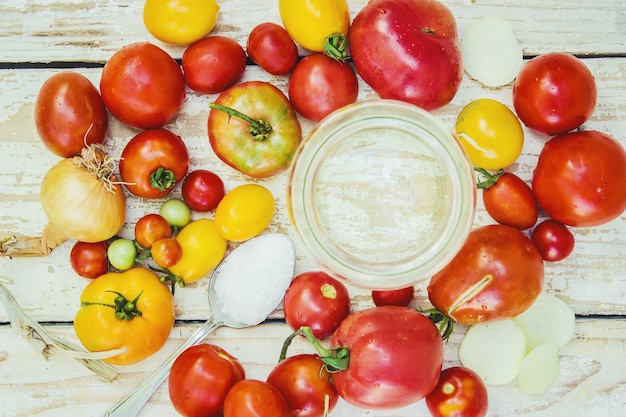 Conservering, beitsen van groenten van tomaten en komkommers. Selectieve aandacht.