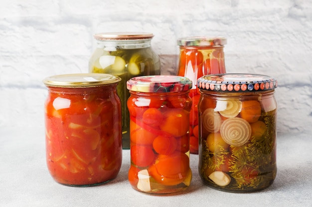 Conservering van groenten in banken. Fermentatieproducten. Komkommers en tomaten oogsten voor de winter.