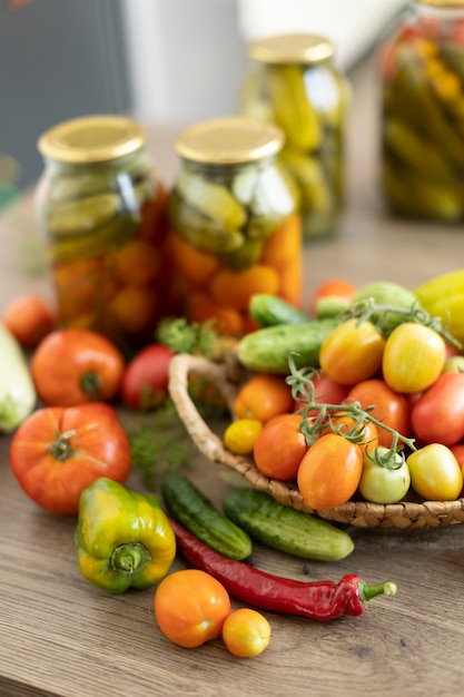 Conservering van tomaten en komkommers, de oogst wordt gezouten in potten