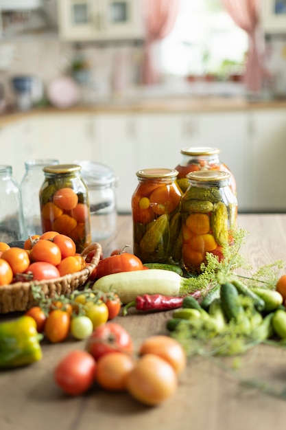 Conservering van tomaten en komkommers, de oogst wordt gezouten in potten