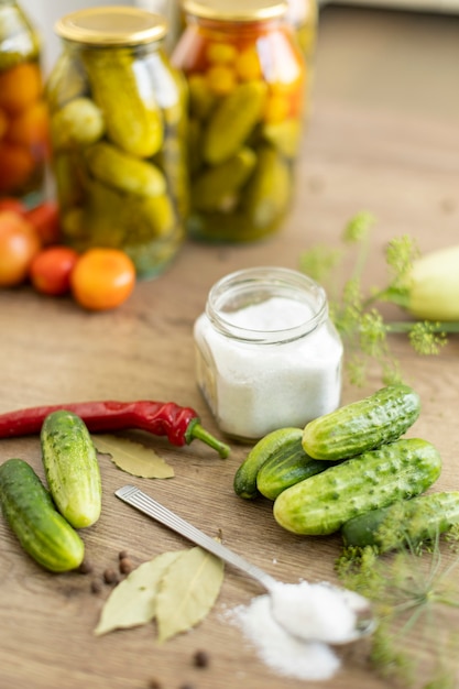 Conservering van tomaten en komkommers, de oogst wordt gezouten in potten