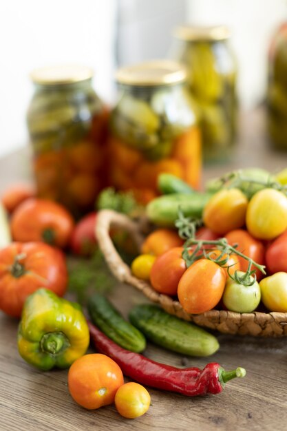 Conservering van tomaten en komkommers, de oogst wordt gezouten in potten