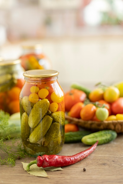 Conservering van tomaten en komkommers, de oogst wordt gezouten in potten