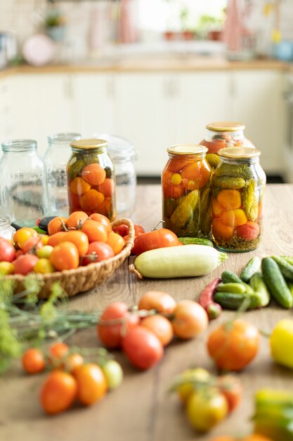 Conservering van tomaten en komkommers, de oogst wordt gezouten in potten