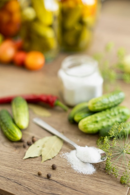 Conservering van tomaten en komkommers, de oogst wordt gezouten in potten