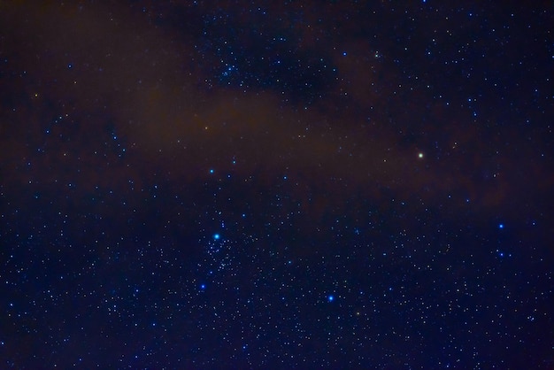 Созвездие Ориона на фоне голубого звездного неба. Астрофотография звезд, галактик и туманностей ночью