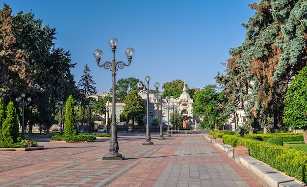 Constitution Square in de buurt van de Hoge Raad van Oekraïne in Kiev, Oekraïne, op een zonnige zomerochtend