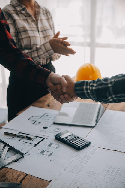 Foto constructie- en structuurconcept van ingenieur die werkt aan het tekenen van blauwdruk bijeenkomst voor het project werken met partner aan modelbouw en technische gereedschappen in het bouwconcept van de werkplaats