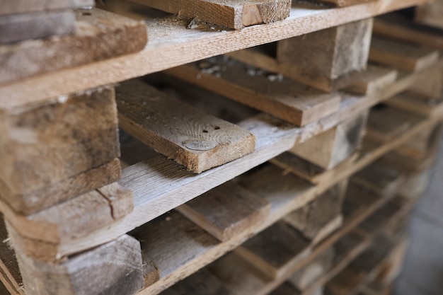 Constructie houten pallets zijn op elkaar gestapeld houten pallet concept