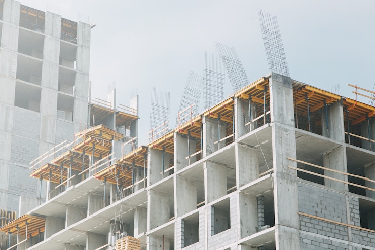 Foto constructie van een gebouw van massief beton kranen in de constructie van hoogbouw