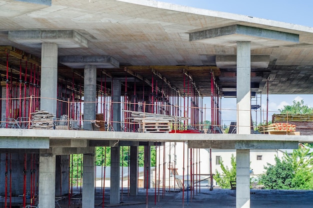 Constructie van een monolithisch gebouw constructie bossen vullen vloeren