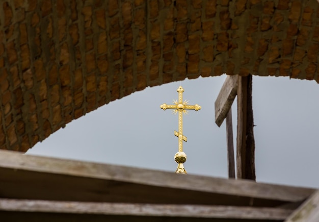 Foto costruzione di un campanile e di una chiesa muro in mattoni impalcature in legno