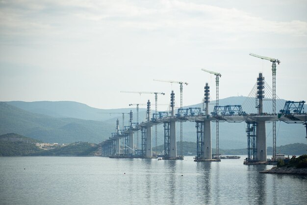 Photo construction of a bridge across the bay