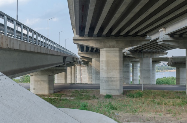 支柱、構造要素、クレーンを備えた川を渡る橋の建設