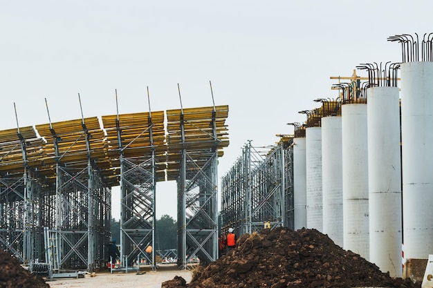 Photo construction of bridge the road is currently under construction at several levels to increase traffic overpass road and support concrete structure with steel elements incomplete building site