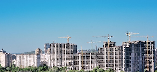 Photo construction cranes in the kyiv city ukraine