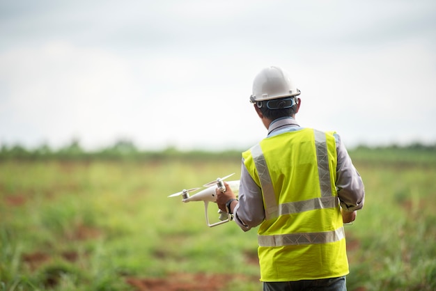 Terra di indagine di drone di controllo ingegnere edile per lo sviluppo immobiliare