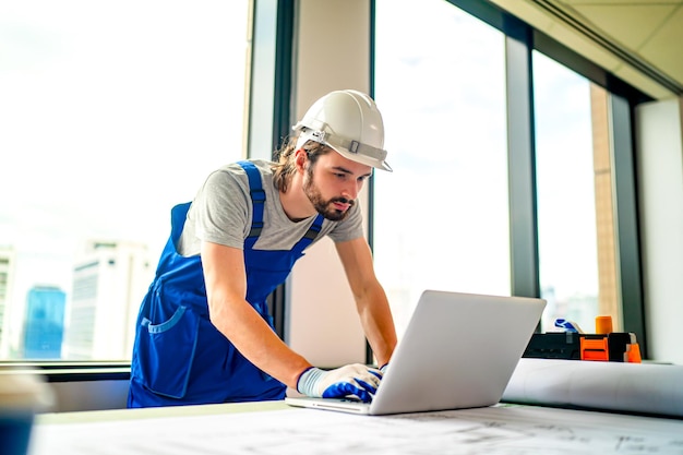 Photo construction engineer or foreman worker checking construction site