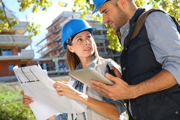 Photo construction engineers working together on site