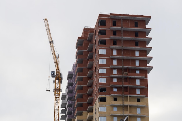 Foto costruzione di un grattacielo condominiale