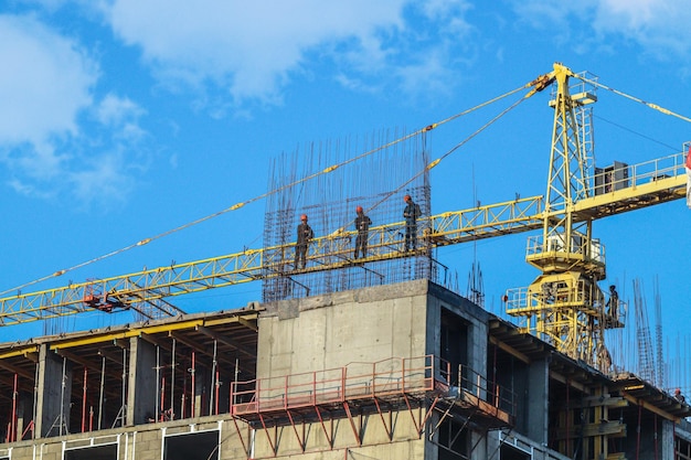Строительство высотного дома в городе Обвязка арматуры при строительстве