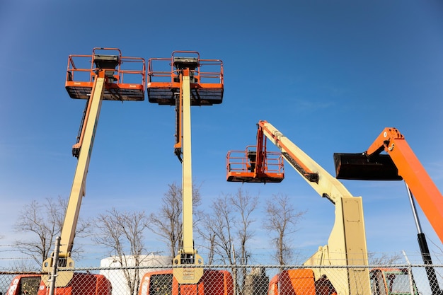 Foto i macchinari da costruzione simboleggiano l'uso della tecnologia da parte dell'industria per costruire e dare forma al mondo circostante