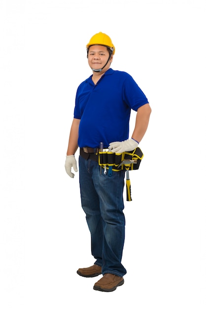 Фото Строительный рабочий в синей рубашке с защитными перчатками, шлем с поясом для инструментов на белом