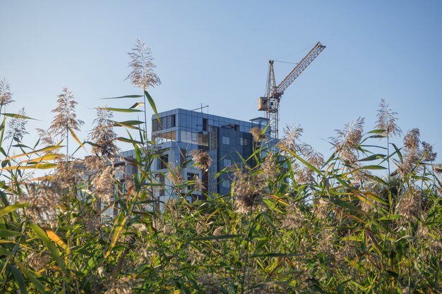 Costruzione di edifici moderni. il concetto di alloggio ecologico.