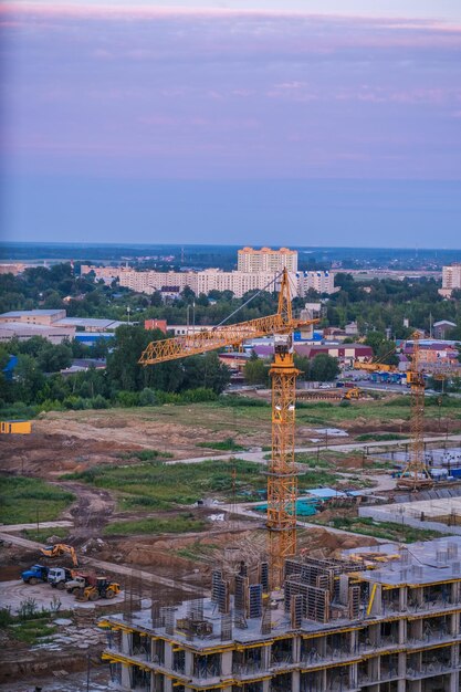 Foto costruzione di moderni edifici residenziali ad alta quota