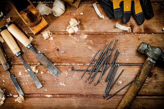 Foto chiodi da costruzione sul tavolo