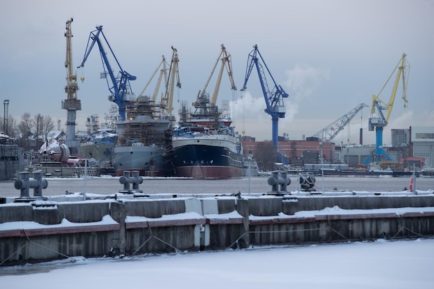 Строительство кранов атомных ледоколов Балтийского завода в морозный зимний день в студе...