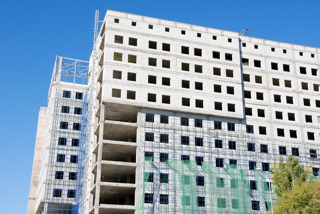 Construction of office building from glass and concrete