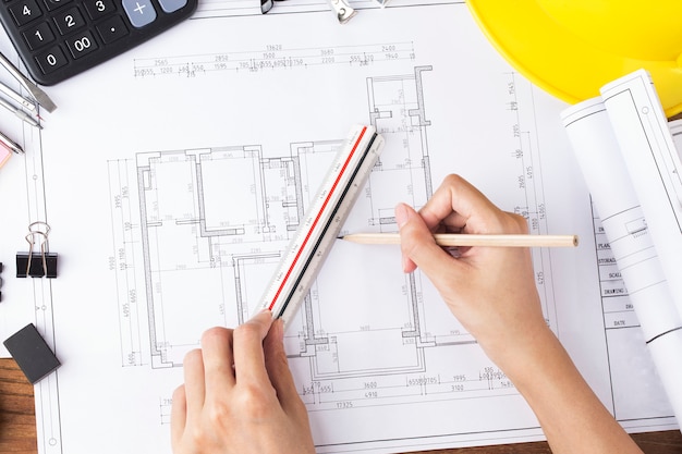 Foto pianificazione della costruzione con disegni costruttivi e accessori