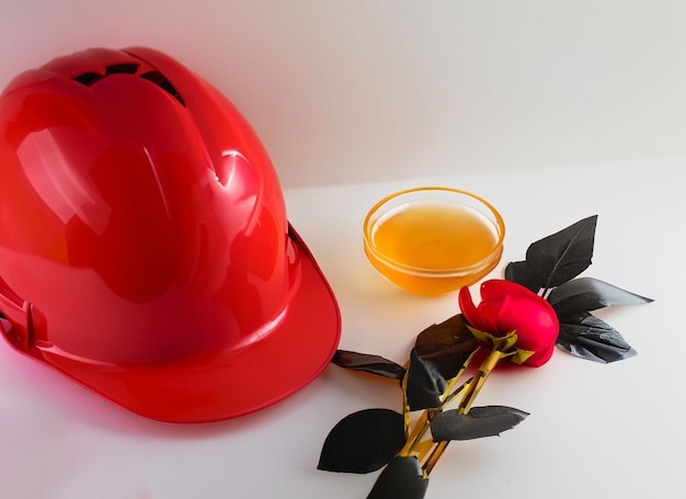 꿀 그릇이 있는 빨간색 건설 헬멧