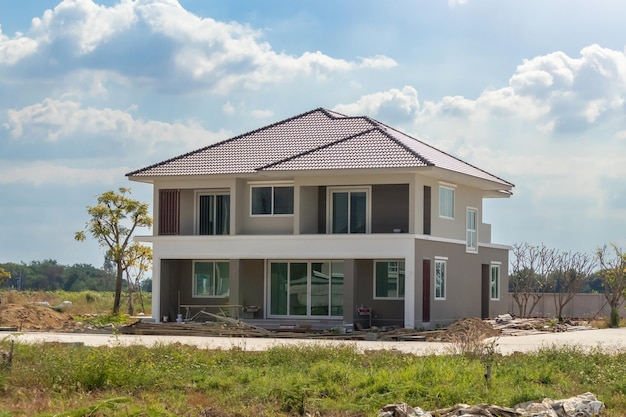 建築現場の住宅団地開発で進行中の住宅新築住宅の建設